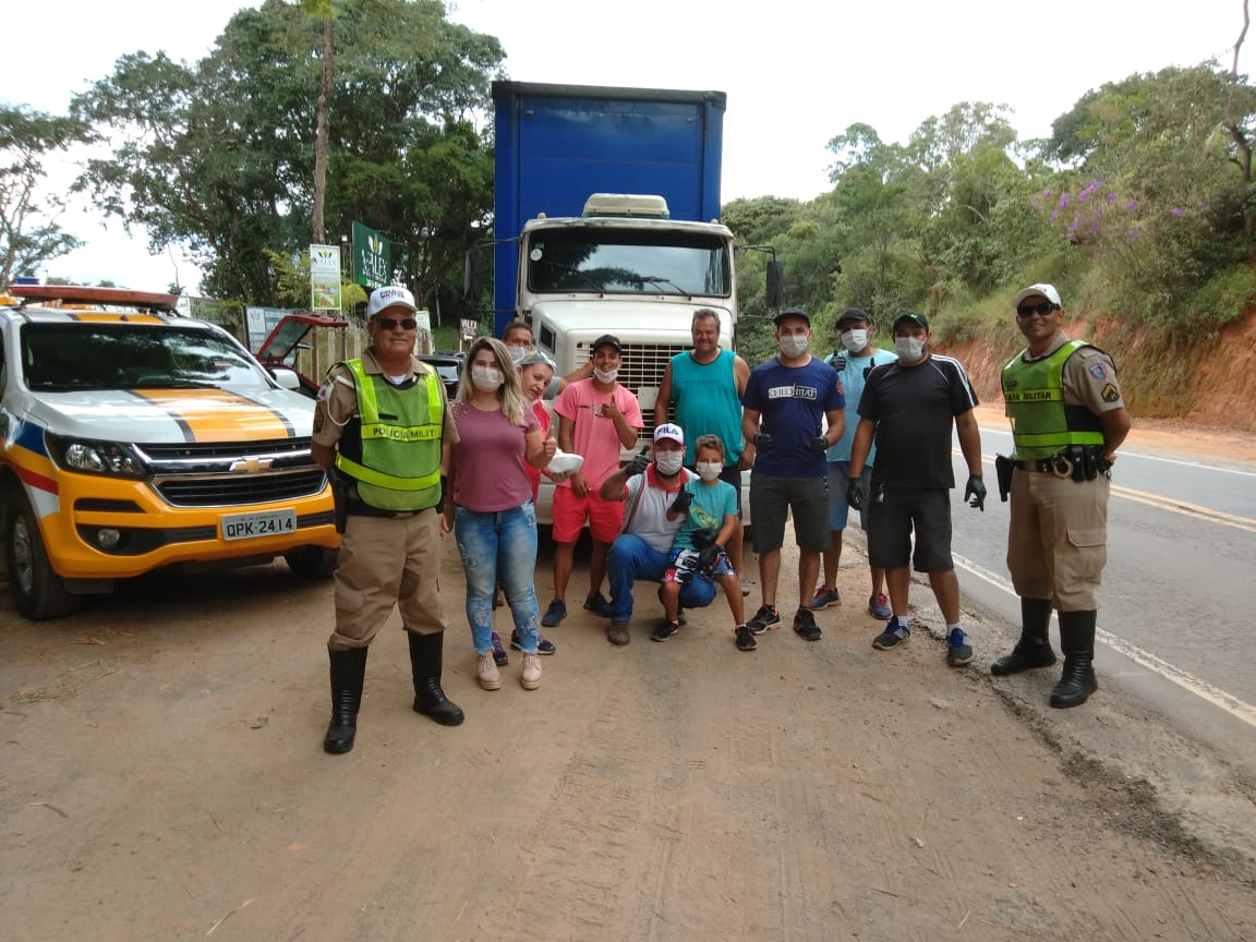 Photo of Voluntários de Lavras com apoio da Polícia Militar Rodoviária distribuem marmitex á caminhoneiros