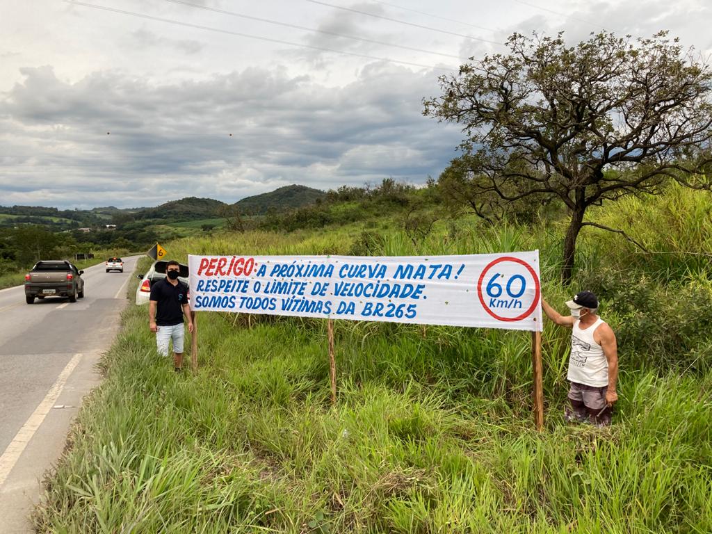 Photo of Grupo Somos todos vítimas da BR 265 instala faixas em pontos críticos da rodovia