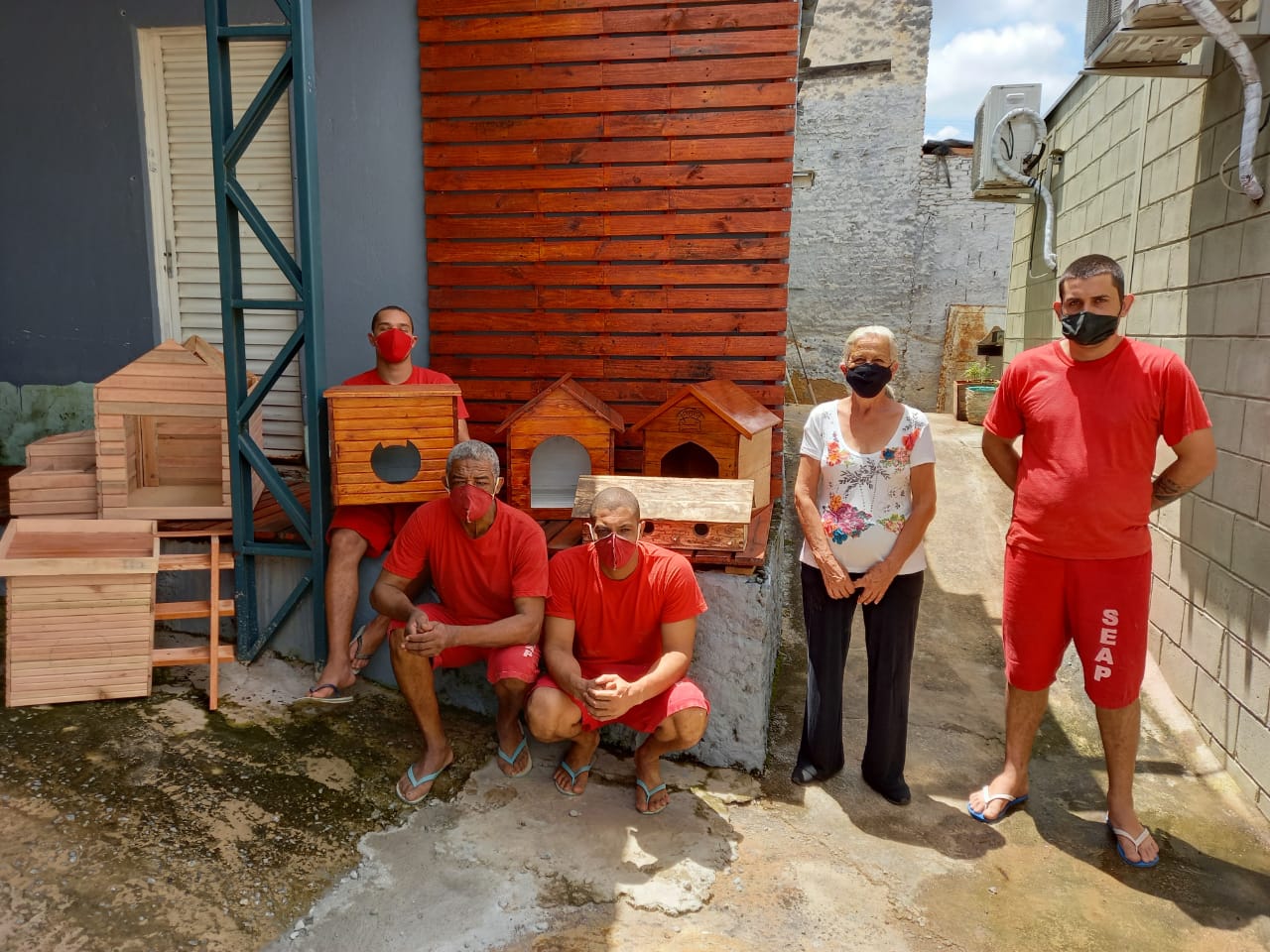 Photo of Presos de Lavras fabricam casas de madeira para ajudar ONG que acolhe animais abandonados