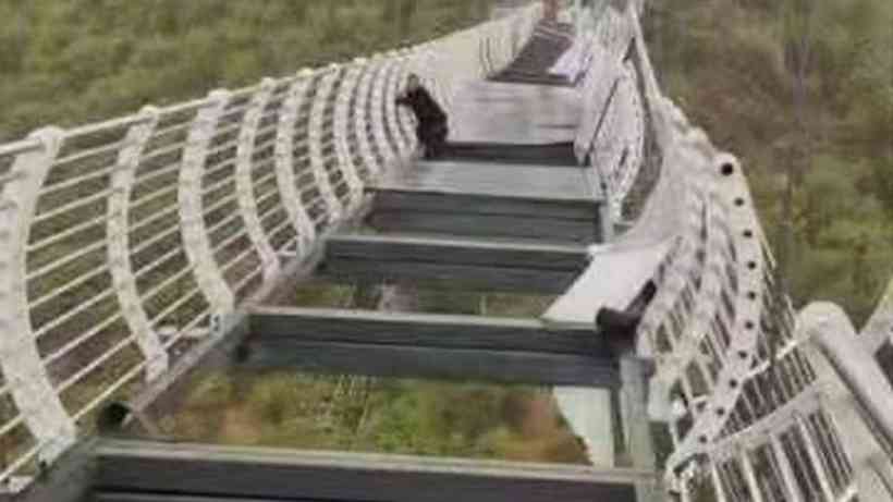 Photo of Ponte de vidro quebra e turista fica pendurado a 100 metros de altura