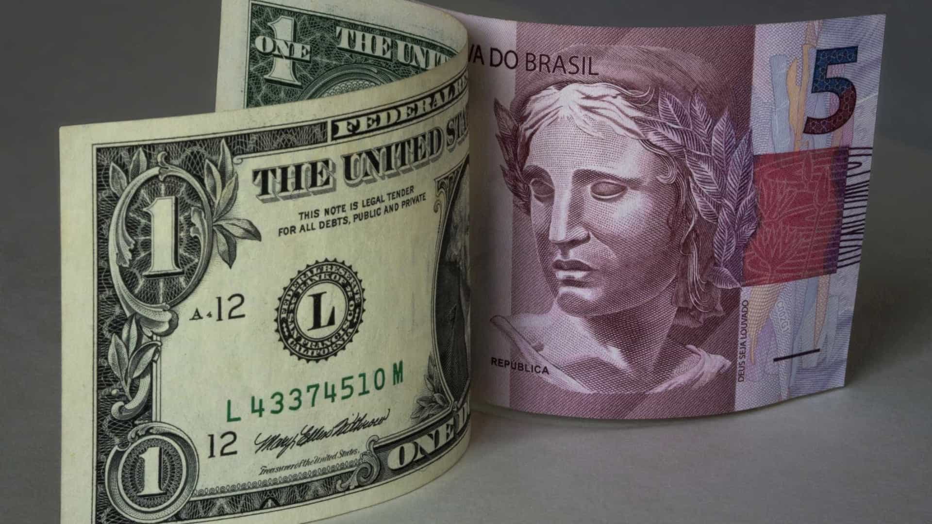 Photo of Dólar cai para R$ 4,60 e fecha no menor nível em dois anos