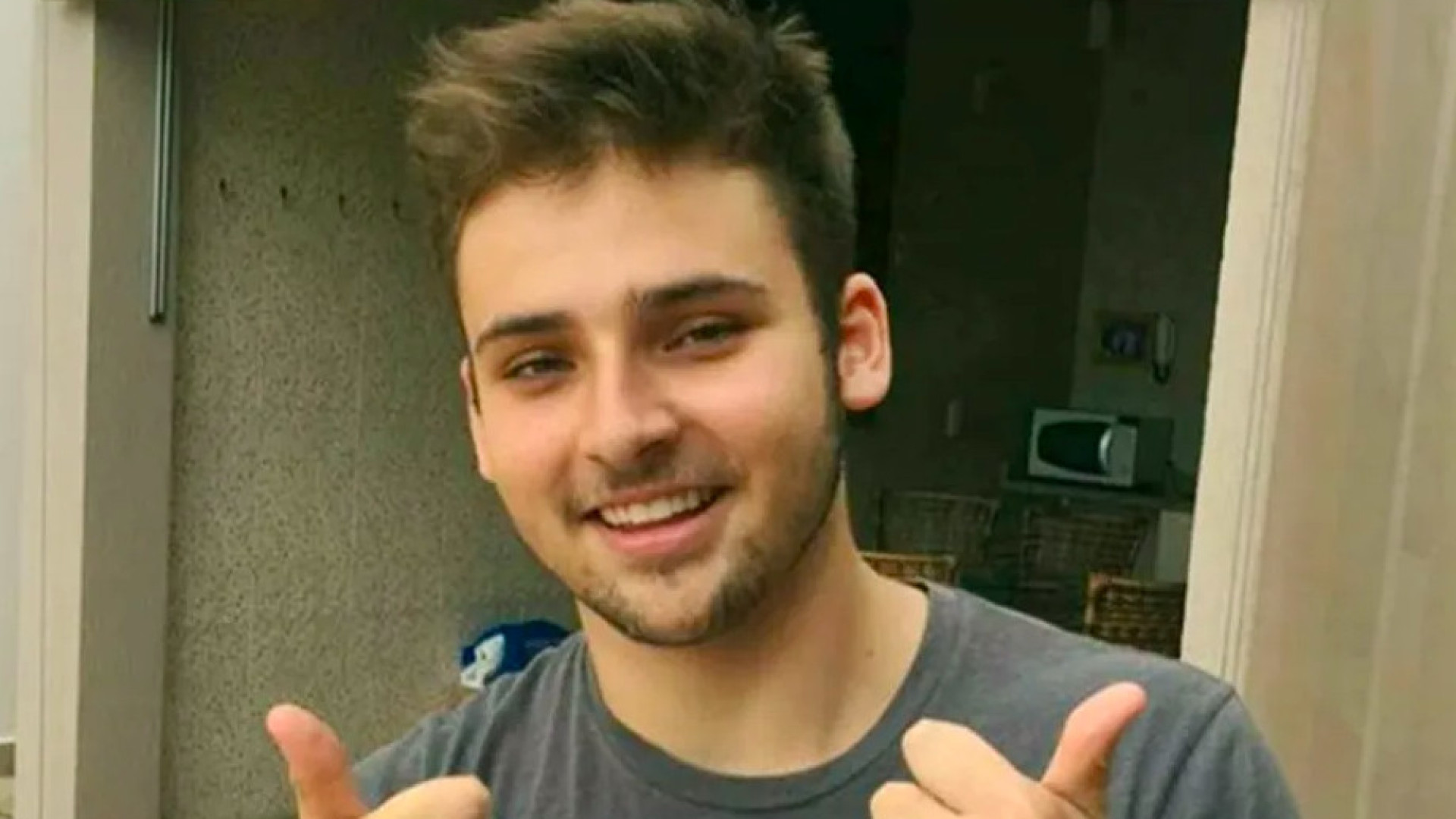 Photo of Jovem médico cai de sacada do 3º andar ao fazer selfie e morre em MG