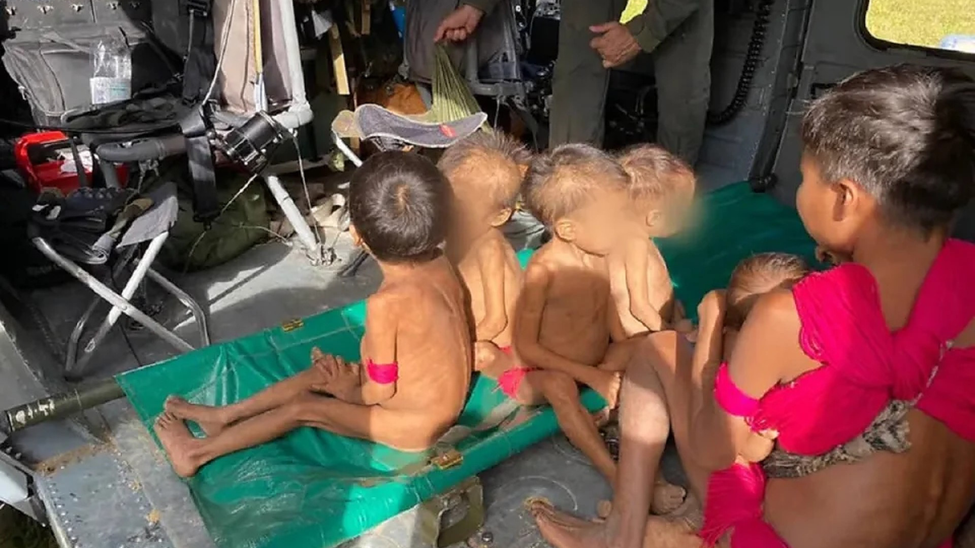 Photo of Crianças yanomamis são intubadas em UTI de Boa Vista com desnutrição grave e longe dos pais