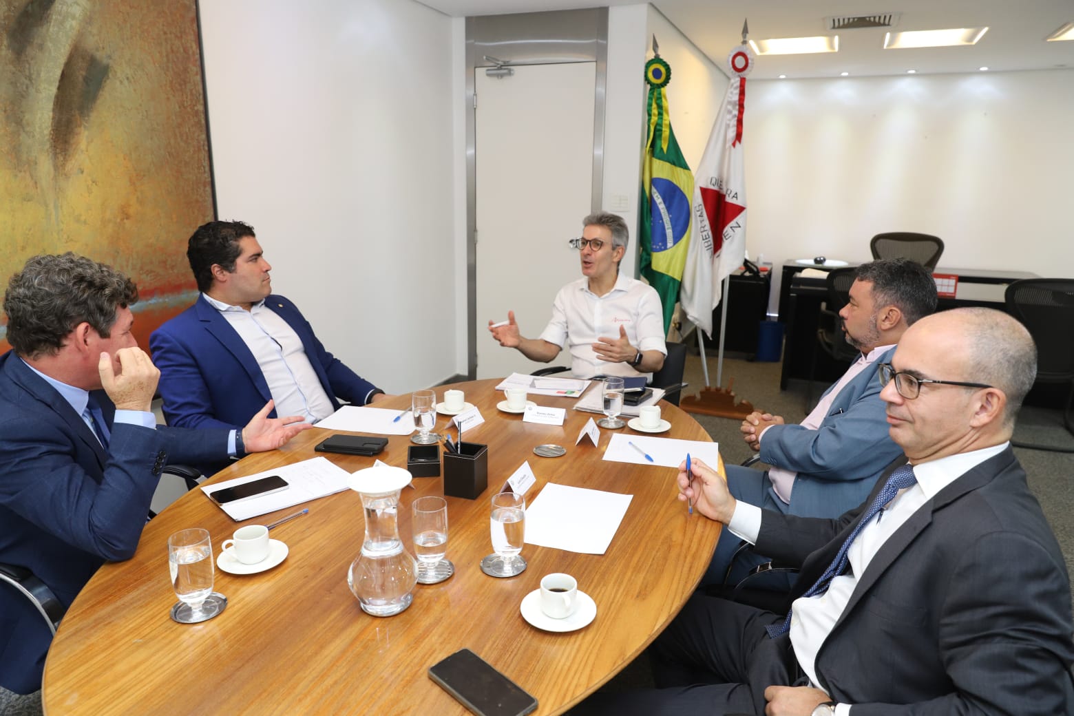 Photo of Governador discute a reforma tributária com parlamentares mineiros 